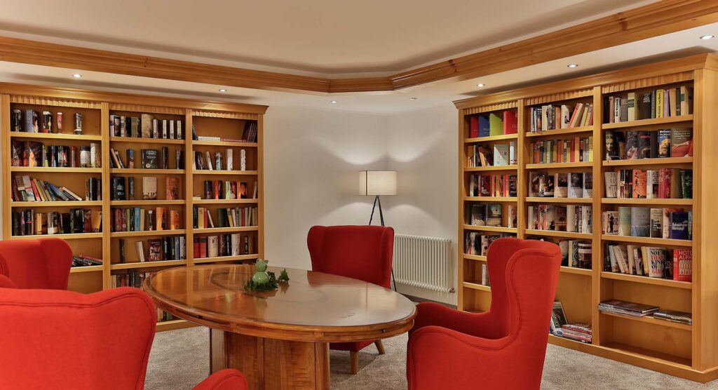 Hotel elements Oberstdorf Bibliothek