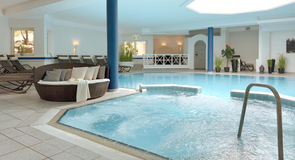 Schwimmbad im elements Hotel Oberstdorf